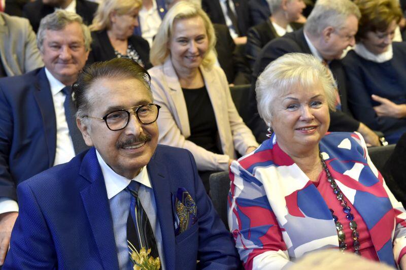 na widowni starszy mężczyzna o ciemnych włosach ze starsza kobietą, uśmiechają się