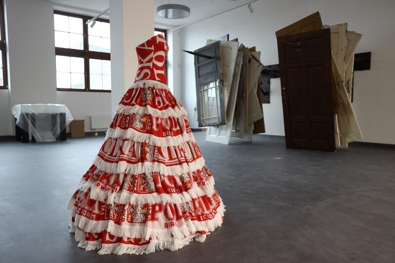 Agata Zbylut, obiekt-suknia “Kawiorowa patriotka”. W tle 