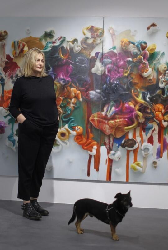 Aneta Szyłak, autorka koncepcji muzeum na tle pracy gdańskiego artysty Marcina Zawickiego z serii “homoiomerie”. Na zdjęciu pozuje też dobry duch NOMUS-u - pies Karbon