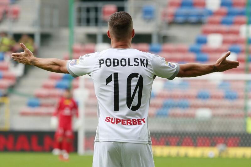 Lukass Podolski spielt Górnik Zabrze mit der Nummer 10 