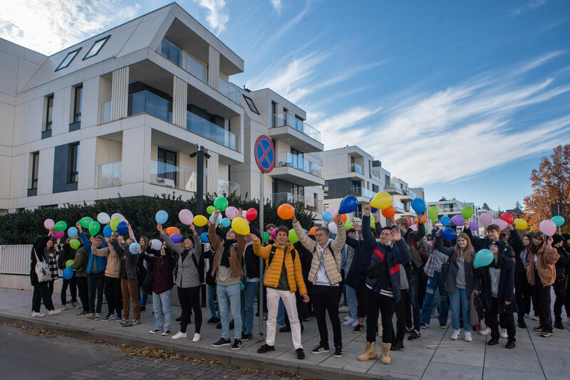 Uczniowie XV Liceum Ogólnokształcącego im. Zjednoczonej Europy w Gdańsku przyszli z urodzinowymi balonami pod dom prof. Joanna Muszkowska-Penson