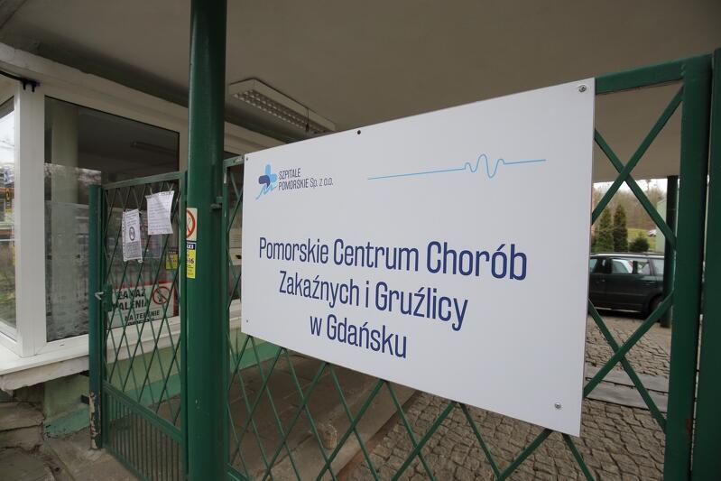 Tablica z napisem Pomorskie Centrum Chorób Zakaźnych i Gruźlicy w Gdańsku 
