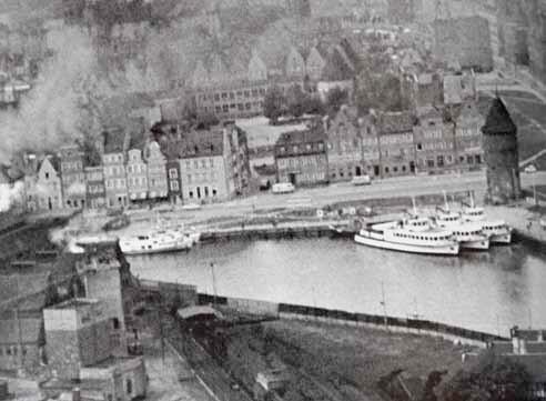 Statki „Żeglugi” zacumowane przy nabrzeżu pod Basztą Łabędź; 1966