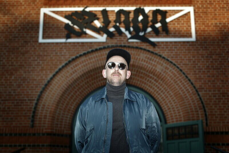 Michał Szlaga: Gdańskowi powinno zależeć na tym aby pomóc mi  podtrzymać  kontynuację pracy z Gdańskiem, ja zaś czuję że Gdańsk mnie wypycha z miasta, na pewno nie pomaga bezpiecznie wyjść z trudnej sytuacji . Nz. Michał Szlaga w maju 2019 roku, podczas wernisażu swojej wystawy  Fotografowałem polskiego króla  w CSW Łaźnia