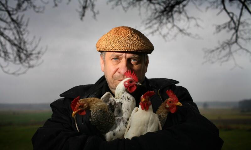 Leon Tarasewicz mówi o Podlasiu, że jest jego mikrokosmosem. Tu żyje, pracuje, hoduje kury. Tu od lat mieszkała jego rodzina