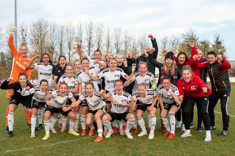 Radość całego zespołu po wygranym spotkaniu