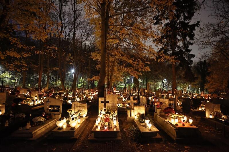 Zapalone znicze na Wszystkich Świętych w dniu 1 listopada 2021 roku na Cmentarzu Salvator Nowy 