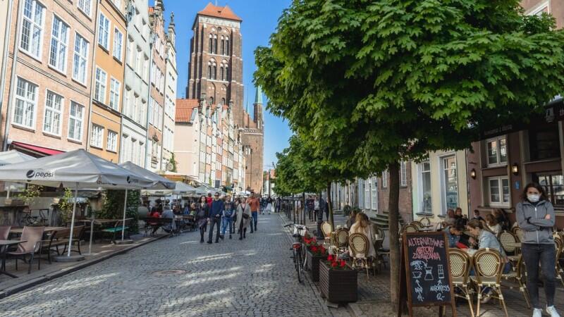 Ulica Piwna - jeden z żelaznych punktów turystycznych wędrówek po gdańskim Głównym Mieście. Właściciele restauracji i kawiarń liczą na to, że po udanym sezonie 2021, następny będzie jeszcze lepszy
