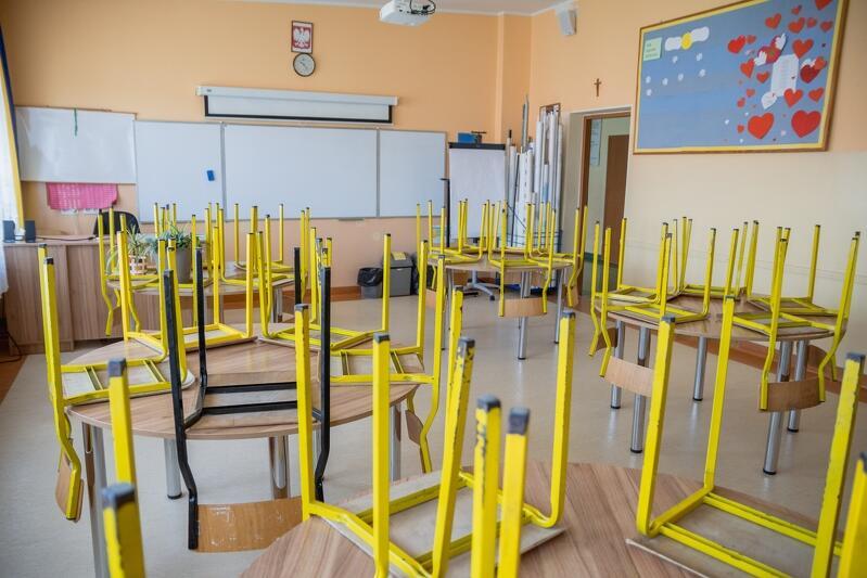 Pierwszy edukacyjny lockdown  od marca do czerwca 2020 roku w Szkole Podstawowej nr 16 w Gdańsku, w tym roku szkolnym uczniowie na razie chodzą do szkoły, pojedyncze klasy przechodzą na nauczanie zdalne, w przypadku zakażenia jedengo z uczniów