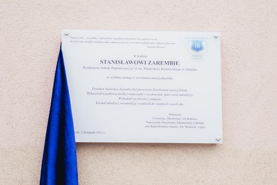 Odsłonięcie tablicy poświęconej Stanisławowi Zarembie fot. Dominik Paszliński