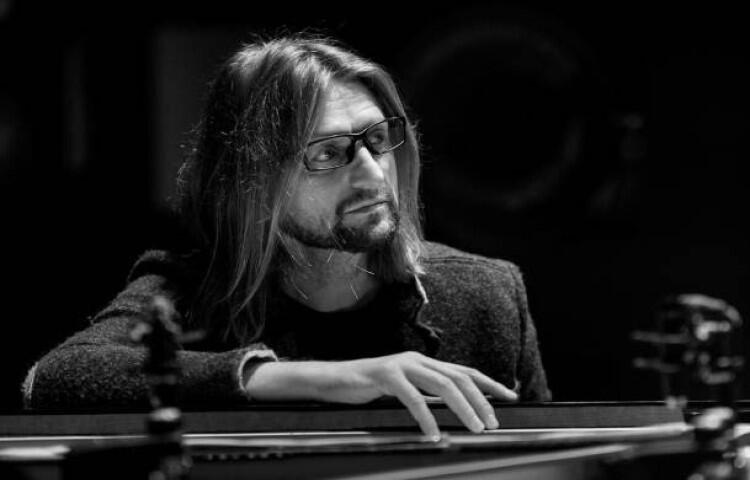 mężczyzna siedzący przy fortepianie