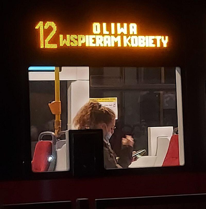 Napis na tablicy informacyjnej jednego z Gdańskich tramwajów