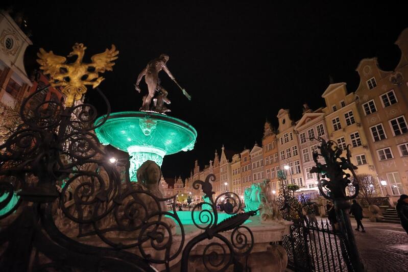 Niezwykle prezentowała się podświetlona na zielono Fontanna Neptuna