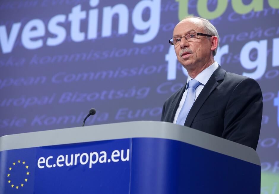Komisarz Janusz Lewandowski prezentuje budżet UE na lata 2014-2020; czerwiec 2010