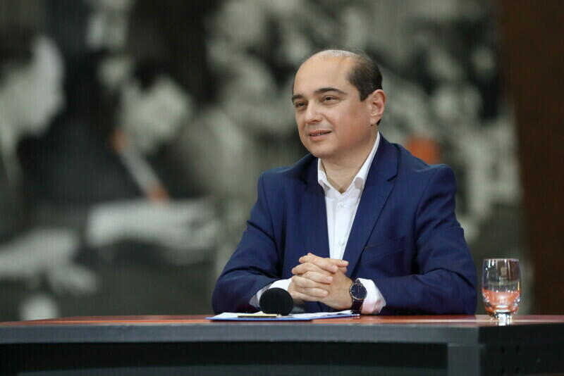 Autorzy listu piszą m.in.: Ksenofobiczne, wręcz rasistowskie oskarżenia i insynuacyjny ton opublikowanego 5 listopada paszkwilu przywodzą na myśl najgorsze wzorce z Marca 1968 i stanu wojennego . Nz. Basil Kerski w maju zeszłego roku, podczas zorganizowanej w ECS debaty  Czas wyborów. Jakiej Europy potrzebujemy ? 