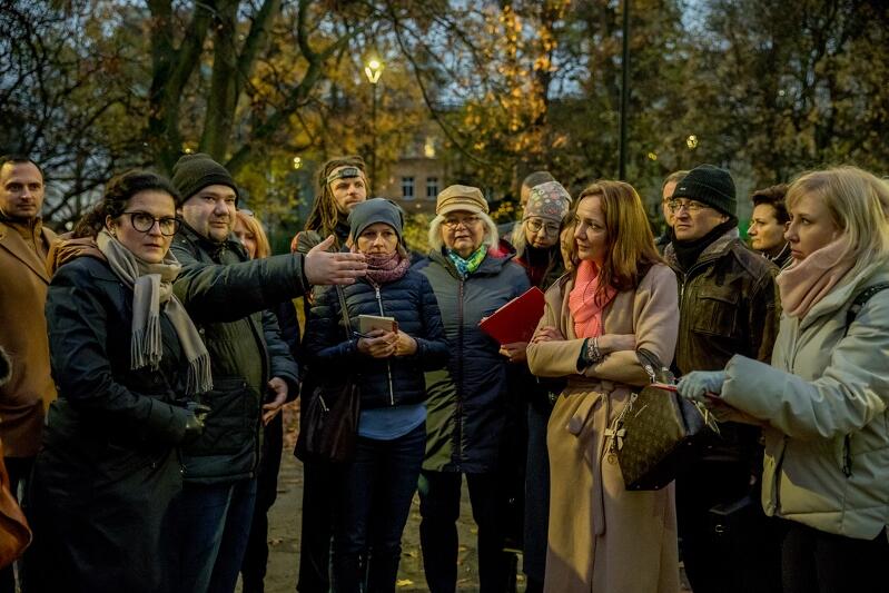 9 listopada odbył się kolejny w tym roku spacer gospodarski z udziałem prezydent Aleksandry Dulkiewicz, radnych dzielnicy i radnej miejskiej, a także dyrektorów miejskich jednostek i wydziałów w Urzędzie Miejskim