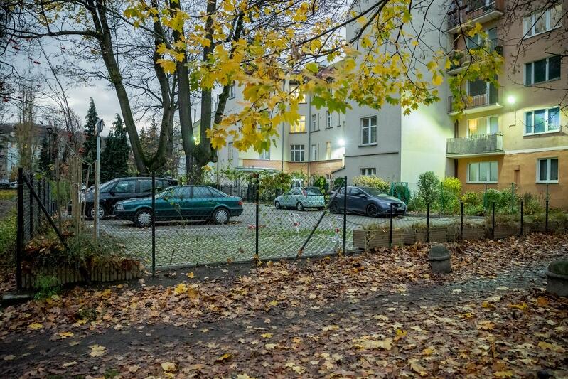 Taki sposób zagospodarowania podwórka w sąsiedztwie Parku De Gaulle'a nie podoba się m.in. radnym dzielnicy Wrzeszcz Górny