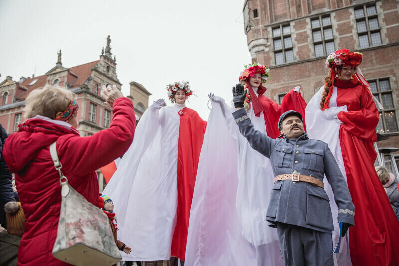 11 listopada Gdańsk obchodził hucznie. W ramach tegorocznych obchodów Narodowego Święta Niepodległości w różnych częściach miasta odbyło się wiele atrakcji, również udziałem marszałka Józefa Piłsudskiego