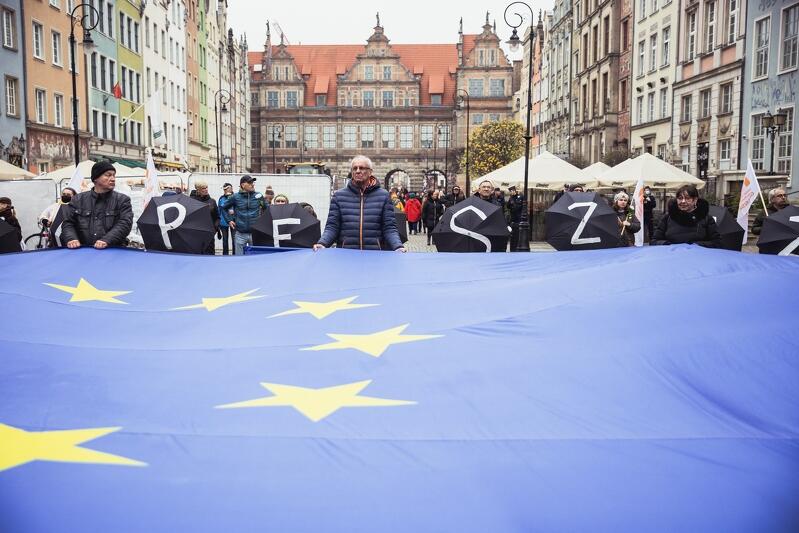 Środowiska obywatelskie i aktywiści miejscy zorganizowali na Długim Targu kontrmanifestację wobec wystąpień Młodzieży Wszechpolskiej