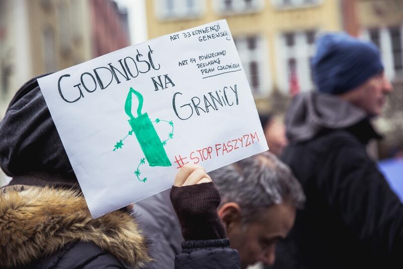 - Nie chcemy, żeby słowa nienawiści docierały do ludzi - mówił podczas demonstracji Michał Szulc z gdańskiego KOD