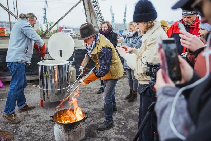 ... a artysta Czesław Podleśny poddał je wypalaniu starą japońską metodą raku