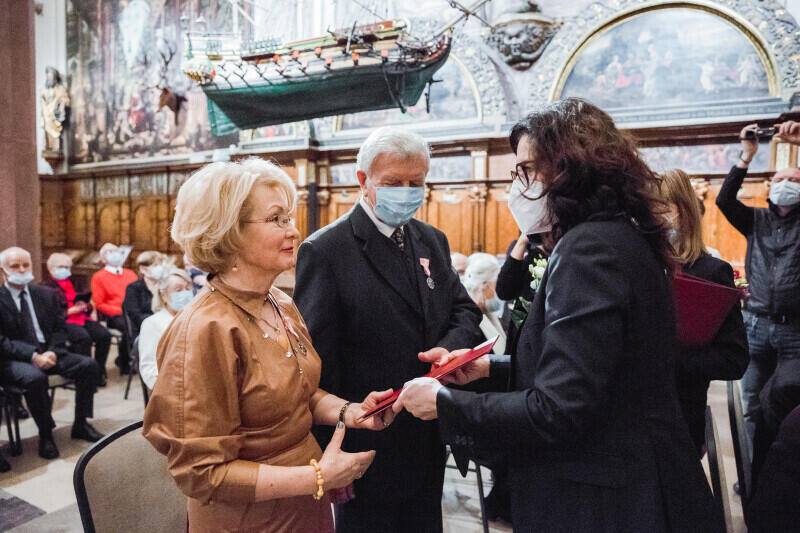 Podczas jubileuszu prezydent Gdańska Aleksandra Dulkiewicz wręcza małżonkom medale za długoletnie pożycie małżeńskie oraz listy gratulacyjne