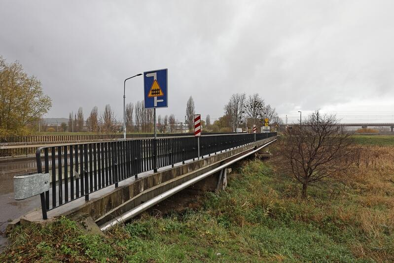 Most w ciągu ul. Niegowskiej nad Radunią w gdańskich Lipcach