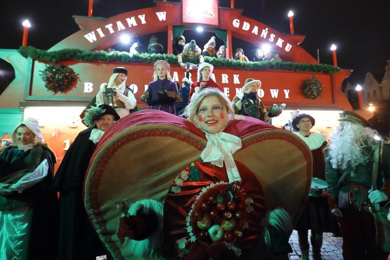 Jednym z obowiązkowych punktów programu uwielbianego przez mieszkańców i turystów Jarmarku Bożonarodzeniowego w Gdańsku jest świąteczna parada
