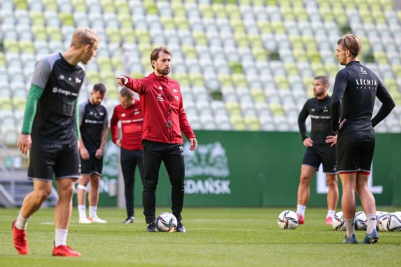 Jeśli Lechia nie przegra w Mielcu, będzie miała niesamowitą serię dziesięciu ligowych meczów bez porażki. Pod wodzą trenera Tomasza Kaczmarka gdańszczanie odnotowali sześć zwycięstw i dwa remisy, ale doliczyć też trzeba remis z Radomiakiem Radom - jeszcze z trenerem Piotrem Stokowcem, bezpośrednio przed przyjściem Kaczmarka. Nz. Lechia podczas treningu, w czerwonej kurtce - trener Tomasz Kaczmarek