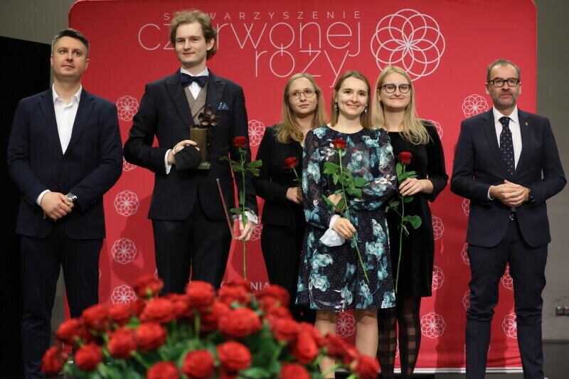 Laureaci Nagrody Czerwonej Róży. Pod muchą - Piotr Pawlak, najlepszy z nominowanych studentów. Na prawo od niego - członkinie Studenckiego Koła Naukowego Pasjonaci Pediatrii  z GUMed-u, które wygrało w swojej kategorii