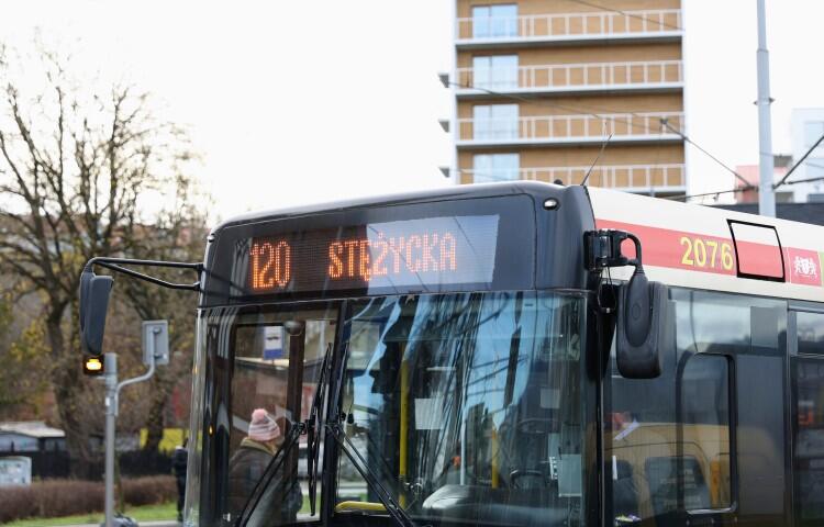 Autobusem nr 120 dojedziemy na lotnisko z Ujeściska, Kokoszek i Jasienia 