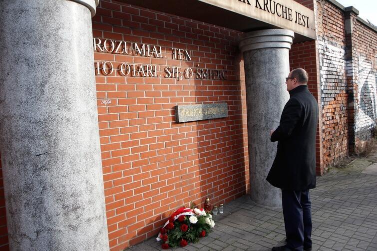 Miasto Gdańsk od pierwszych lat dba o pamięć o tragedii w Hali Stoczni. Nz. Prezydent Paweł Adamowicz składa kwiaty pod pomnikiem poświęconym ofiarom pożaru, rok 2014 