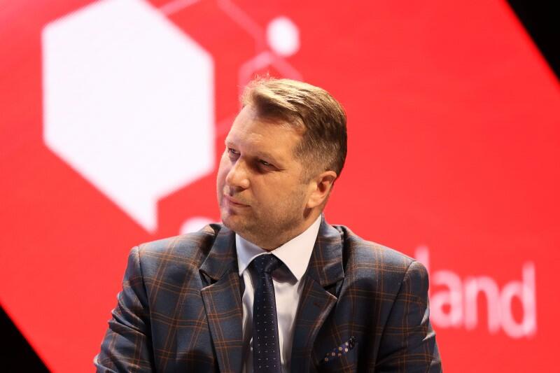 Minister edukacji i nauki, Przemysław Czarnek, specjalnie wrócił na scenę, by przekonywać, że zmiany wprowadzane w polskim szkolnictwie nie pociągają za sobą żadnych negatywnych skutków