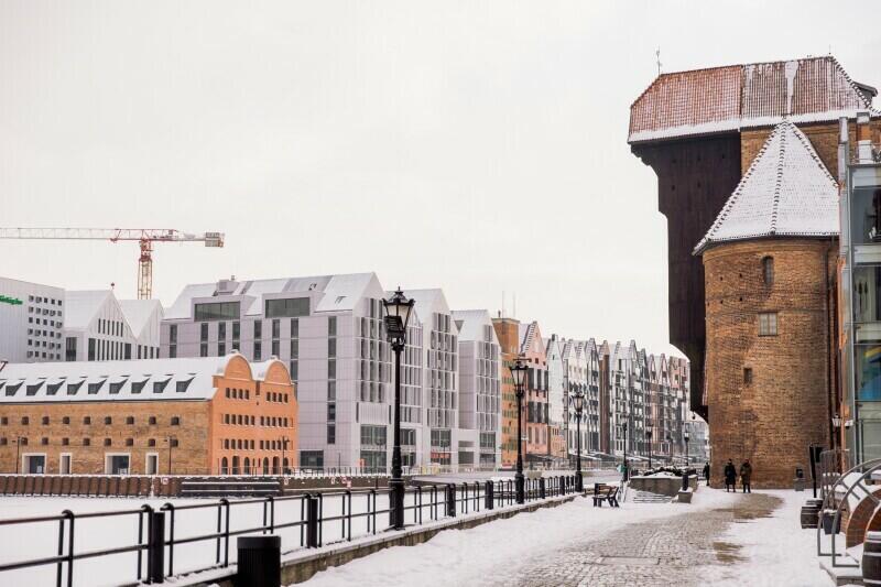 Opady śniegu powitały mieszkańców Trójmiasta we wtorek rano. To częste zjawisko w tym roku - nz. Gdańsk przykryty zimową pierzynką w lutym
