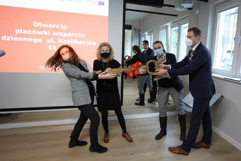Symboliczny klucz do nowej siedziby 'Mrowiska' odebrały, od zastępców prezydent Gdańska, jego przedstawicielki