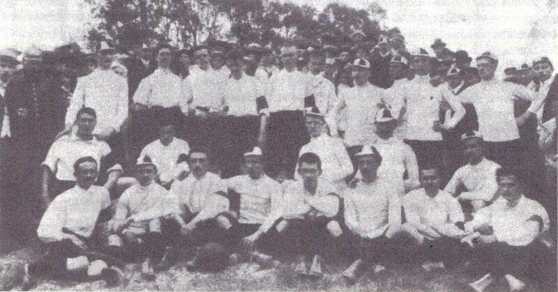 Pierwsze znane zdjęcie Fussballclub Danzig, wykonane przed meczem z Fussballclub Königsberg w Sopocie, 13 lipca 1903 r. Gdańscy piłkarze bez czapeczek, jeszcze w strojach biało-czarnych