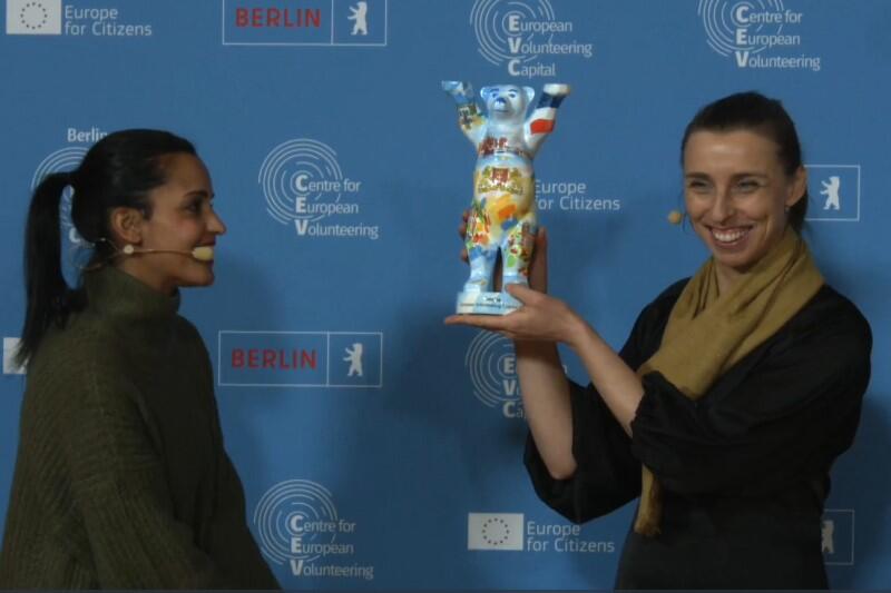 Sawsan Chebli, Monika Chabior i porcelanowy berliński niedźwiadek podczas niedzielnej gali Europejskiej Stolicy Wolontariatu