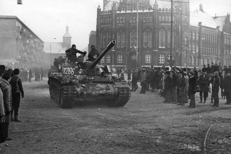 Grudzień 1981 r. Czołg w pobliżu Stoczni Gdańskiej, której załoga strajkowała przeciwko wprowadzeniu stanu wojennego