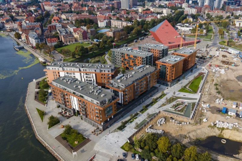 Widok na Gdańsk, dachy kamienniczek, fragment Motławy