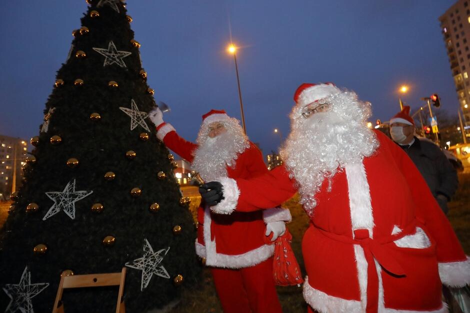 W środę, 8 grudnia, przy skrzyżowaniu Bulońska/Rakoczego ponownie pojawi się dwóch Mikołajów i dzielnicowa choinka