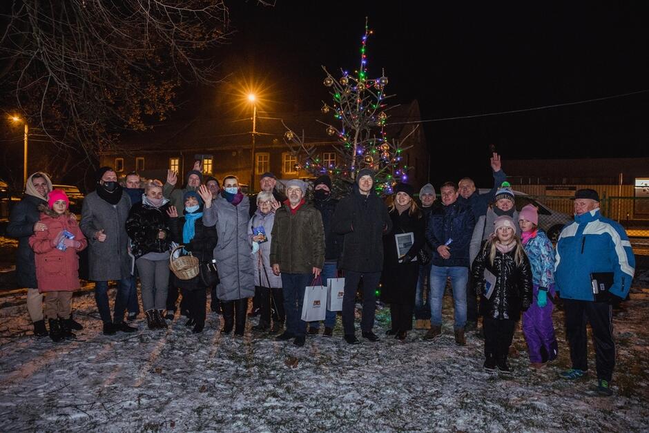 W uroczystym oświetleniu dzielnicowej choinki wzięli udział lokalni radni oraz zastępczyni prezydent Gdańska Monika Chabior