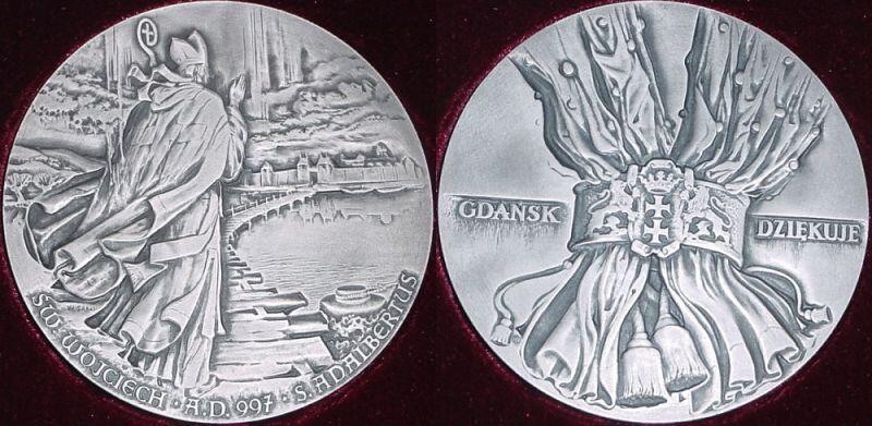 medal ze świętym biskupem unoszącym dłoń, na drugiej stronie napis Gdańsk Dziękuje i pierścień spinający wstęgi