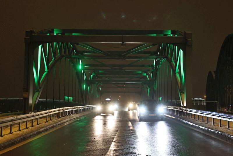 metalowa konstrukcja wiaduktu łukowego podświetlona na zielono