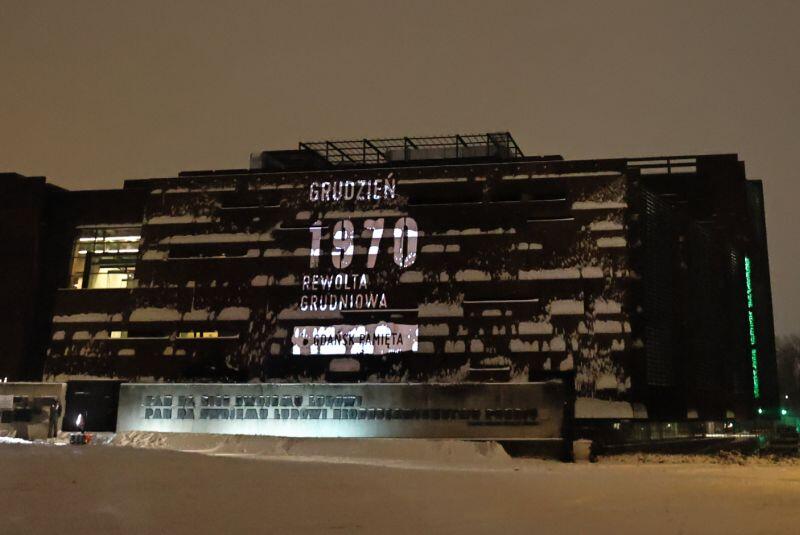 Fasada ECS jako żywa galeria fotografii z Grudnia ’70, budowę pomnika Poległych Stoczniowców 1970 i stanu wojennego