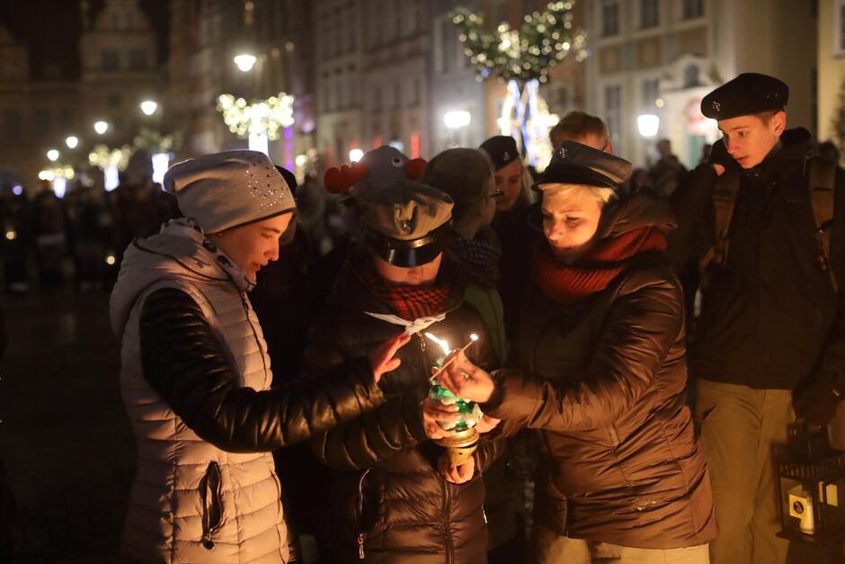 Przekazanie Betlejemskiego Światła Pokoju na Długim Targu w Gdańsku, rok 2017