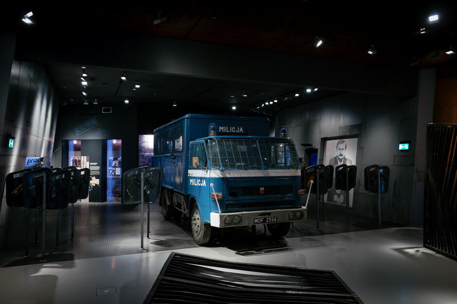 Wystawa stała Europejskiego Centrum Solidarności: wóz milicyjny