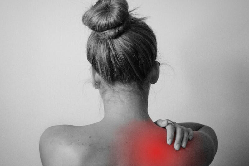 Na Reumatoidalne Zapalenie Stawów objawiające się m.in. bólem częściej chorują kobiety. Wczesne wykrycie pozwala na skuteczne leczenie