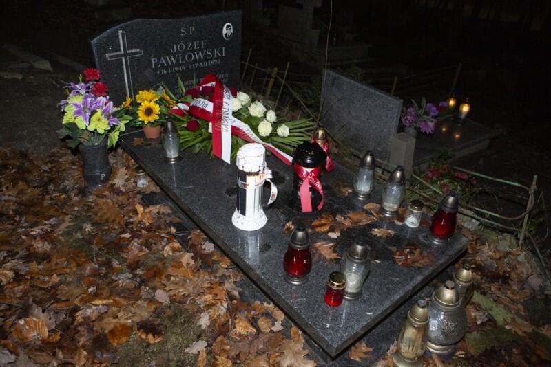 Znicze i kwiaty na grobie Józefa Pawłowskiego, który znajduje się na Cmentarzu Srebrzysko