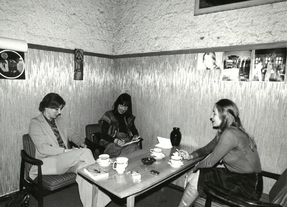 Od lewej: Anna Przedpełska-Trzeciakowska, Aleksandra Paprocka (dziennikarka ‘Dziennika Bałtyckiego’) i Barbara Madajczyk-Krasowska; druga połowa lat 70. XX w.