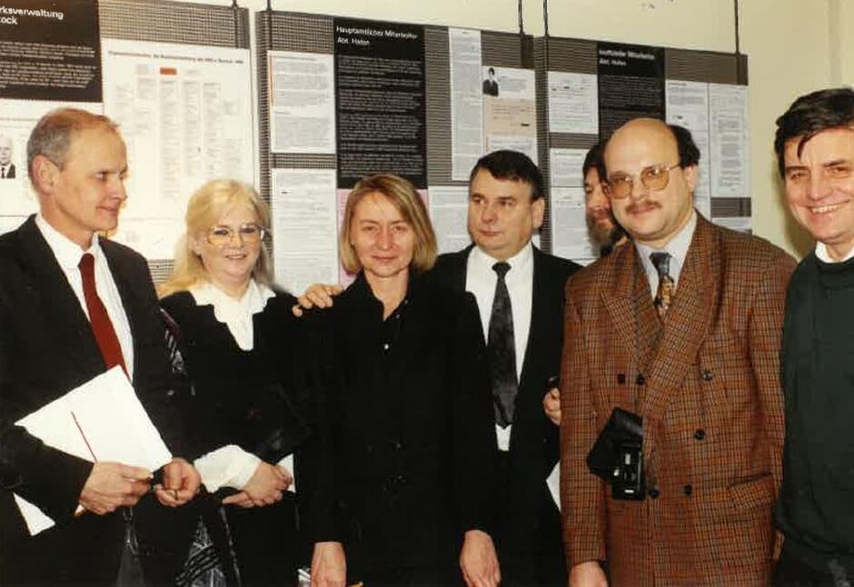 Na wystawie dokumentów Stasi w Rostocku; od lewej: Jacek Taylor, Alina Pieńkowska, Barbara Madajczyk-Krasowska, Bogdan Borusewicz, Roman Warszewski, Edmund Krasowski; grudzień 1995